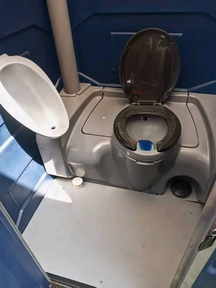 Toilette portable standard VFSERVICES — Cabine blanche avec ventilation